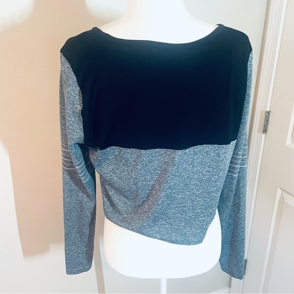 Nike Dri-FIT Epic Knit Seamless Long Sleeve Crop Top, Size Medium. - Picture 6 of 11